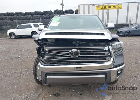 2018 Toyota Tundra 1794 5.7L V8 z USA, uszkodzony, nr VIN 5TFAY5F1XJX725205